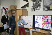 Гравюры на линолеуме и газеты из заголовков: в СПбГУ прошли художественные мастер-классы для школьников