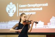 «Главное для скрипача – это школа»: Сергей Стадлер провел мастер-класс для юных скрипачек