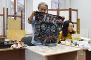 Разрисованная вуаль: в СПбГУ прошел мастер-класс по технике батика