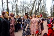По инициативе преподавателя СПбГУ в Летнем саду прошел показ моды 40-х годов XX века